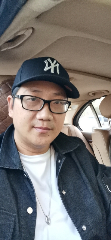 拥抱幸福的第一张照片--泉州相亲网