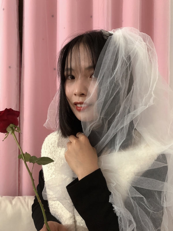 持紫菜包饭的女孩的第一张照片--泉州相亲网